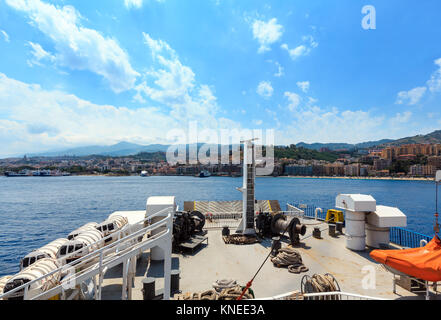 Vue sur la mer et le littoral du détroit de Messine du côté du ferry pour l'île de Sicile, Italie Banque D'Images