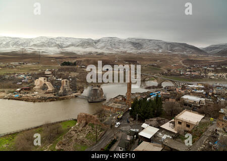 Vestiges de l'ancienne ville de Hasankeyf sur le tigre, à Hasankeyf, Turquie. Banque D'Images