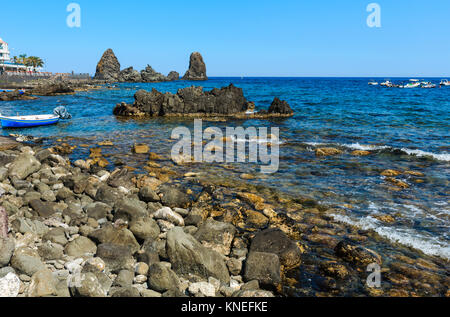 Côte cyclopéens et les îles des cyclopes sur Aci Trezza (Italie, Sicile,à 10 km au nord de Catane). Connu sous le nom de isoles dei Ciclopi Faraglioni. Banque D'Images