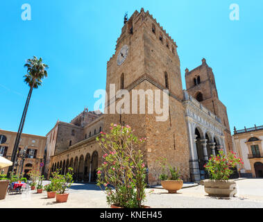 Vue sur la cathédrale de la ville de Monreale, Palerme, Sicile, Italie. L'un des plus grands exemples d'architecture normande mesure. Banque D'Images