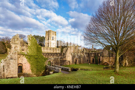 Les ruines de l'abbaye de Fountains sur un matin d'automne, vue de l'autre côté de la rivière Skell, Ripon, Yorkshire, UK. Banque D'Images