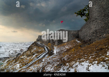 Vue sur le château de Kars, à Kars, Turquie. Kars est une province dans le nord-est de la Turquie, près de la frontière arménienne. Banque D'Images