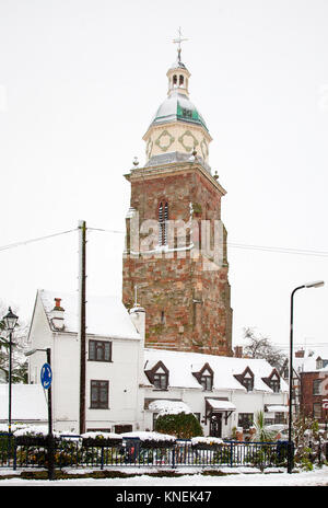 La neige a couvert des cottages avec Upton sur Severn 'Pepperpot' tour de l'église en arrière-plan, Worcestershire, Angleterre. Banque D'Images