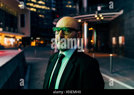 Portrait of businessman outdoors at night Banque D'Images