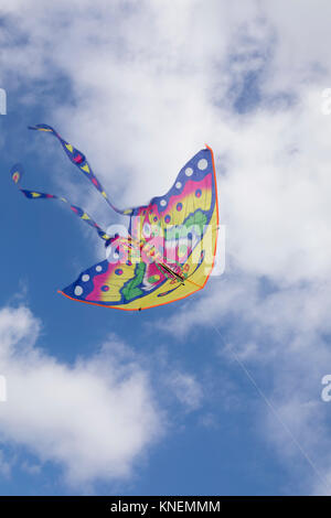 Low angle view of kite flying in sky Banque D'Images