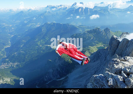 Cavalier BASE wingsuit mâle au décollage à bord de la falaise Banque D'Images