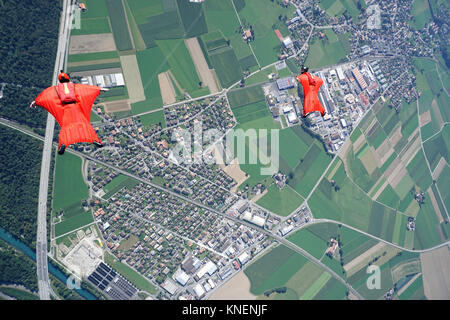 Vue aérienne de deux dépliants en wingsuit flying suits rouge paysage ci-dessus Banque D'Images
