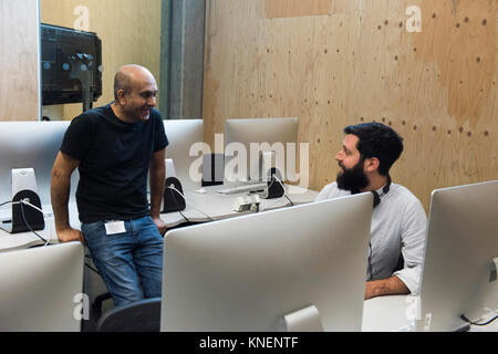 Collègues discutent dans la salle informatique Banque D'Images