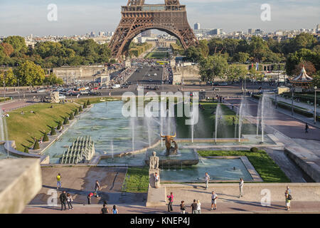 La tour Eiffel à Paris, France vu de palais de Chaillot avec les touristes prendre des photos Banque D'Images