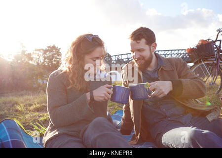 Couple enjoying pause café sur les marais Banque D'Images