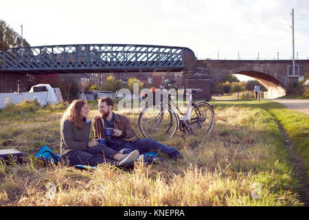 Couple enjoying pause café sur les marais Banque D'Images