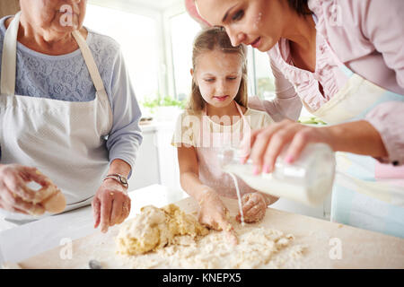 Fille, mère et grand-mère au comptoir de la cuisine cuisson pâques Banque D'Images