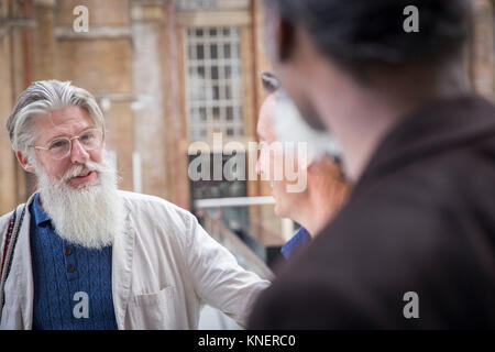 Trois hommes déjà à la gare Banque D'Images
