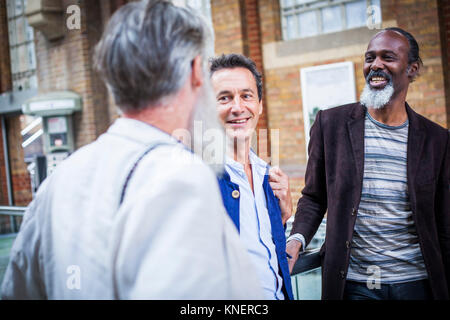Trois hommes déjà à la gare Banque D'Images