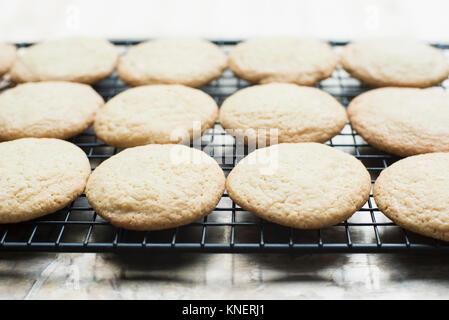 Les cookies sur une grille, close-up Banque D'Images