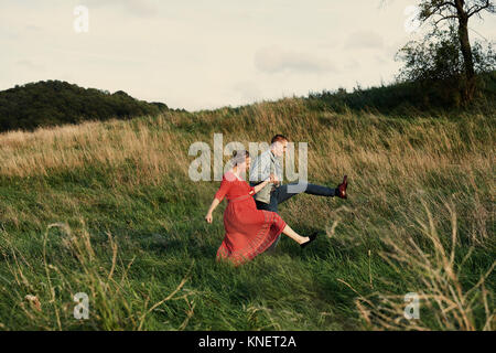 Fun pregnant Couple marchant dans la zone Banque D'Images