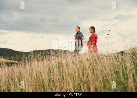 Enceinte Mid adult couple holding hands tout en flânant dans hillside Banque D'Images