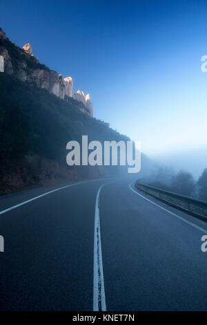 Brume sur la route vers les montagnes de Montserrat, Barcelone, Catalogne, Espagne, Europe Banque D'Images