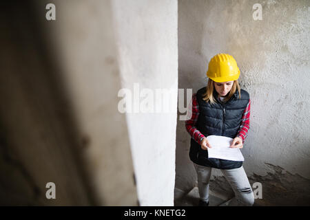 Jeune femme sur le chantier. Banque D'Images