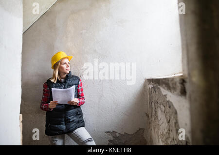 Jeune femme sur le chantier. Banque D'Images