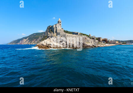 Beau pêcheur de la ville de Portovenere (Site du patrimoine de l'UNESCO) vue de mer (près de Cinque Terre, Ligurie, Italie). Église Chiesa di San Pietro Banque D'Images