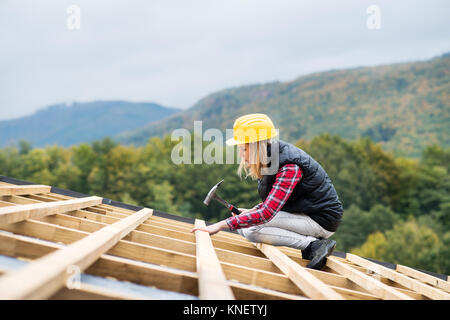 Jeune femme sur le site de construction. Banque D'Images