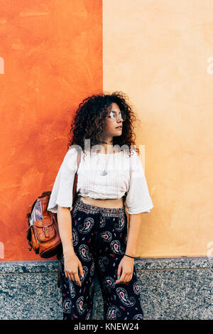 Woman posing contre mur bicolores, Milan, Italie Banque D'Images