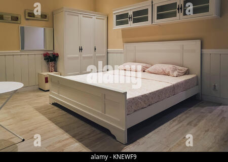 Oreiller confortable sur le lit chambre décoration intérieur Banque D'Images