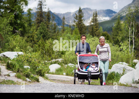 Couple et les enfants en poussette, journée d'été. Banque D'Images