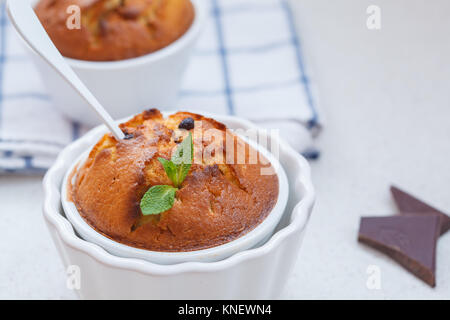 Petits gâteaux faits maison avec du chocolat dans un bol en céramique blanche. Banque D'Images