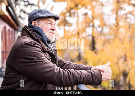 Man reposant sur une terrasse à l'automne la nature. Banque D'Images