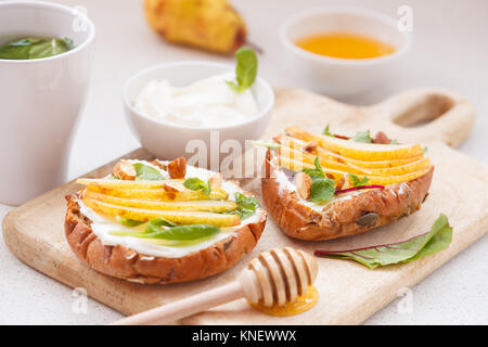 Des sandwichs avec du fromage cottage, de miel, de poire et de noix. Le petit-déjeuner est une collation saine. Banque D'Images