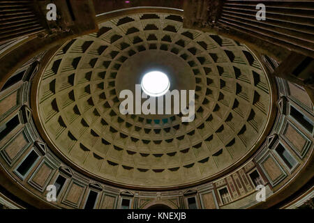 De l'intérieur du dôme du Panthéon de Rome. Banque D'Images