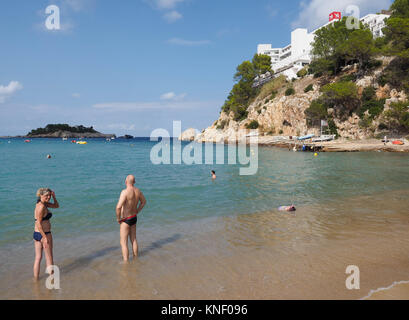 COUPLE SUR LA PLAGE AU PORT DE SANT MIQUEL IBIZA ESPAGNE Banque D'Images