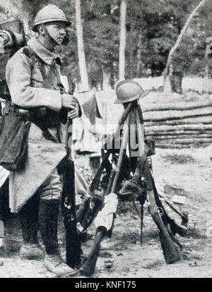 La légende de cette photo qui date d'entre 1914 et 1917 (époque de la Première Guerre mondiale) se lit comme suit : Le nouveau modèle de soldat français. En plus de son fusil et de l'équipement ordinaire il porte le sac à ses côtés avec l'utilisation des cartouches et trois grenades. Banque D'Images