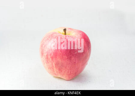 Pomme Rouge avec de l'eau chute Isolaed sur fond blanc Banque D'Images