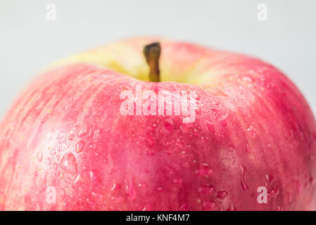 Pomme Rouge avec de l'eau chute Isolaed sur fond blanc Banque D'Images