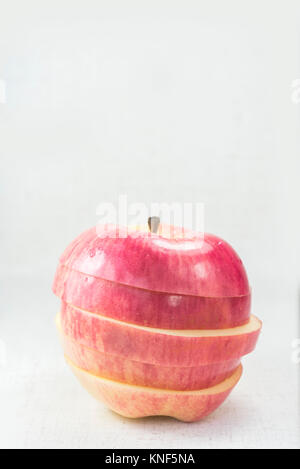 Pomme Rouge avec de l'eau chute Isolaed sur fond blanc Banque D'Images