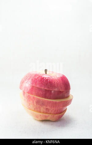 Pomme Rouge avec de l'eau chute Isolaed sur fond blanc Banque D'Images