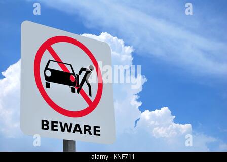 Danger Avertissement signe ou symbole sur fond de ciel bleu. Banque D'Images