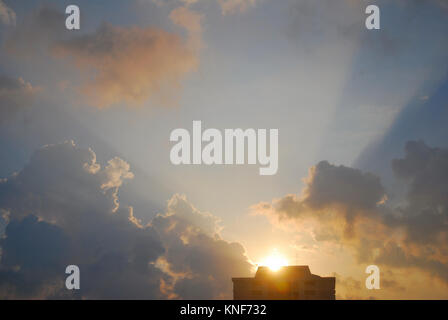 Les rayons du soleil éclatant à l'extérieur d'un édifice haut, symbolisant des concepts tels que l'urbanisation, de la puissance et de la force, et l'espoir. Banque D'Images