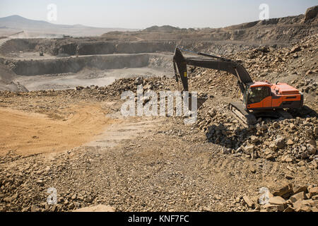 Ouvrier carrier exploitation de machinerie lourde dans quarry Banque D'Images