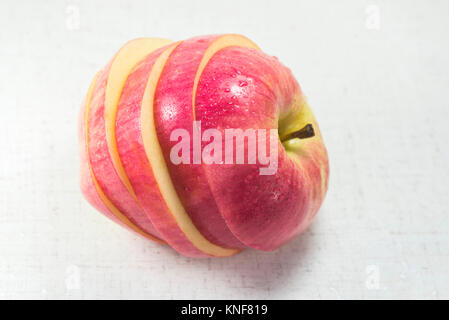 Pomme Rouge avec de l'eau chute Isolaed sur fond blanc Banque D'Images