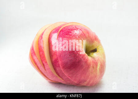 Pomme Rouge avec de l'eau chute Isolaed sur fond blanc Banque D'Images