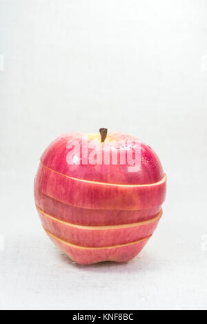 Pomme Rouge avec de l'eau chute Isolaed sur fond blanc Banque D'Images