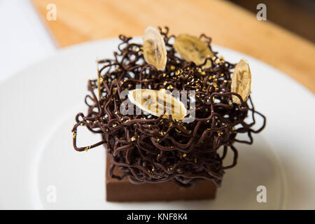 Tranches de banane séchée et chocolat décoration gâteau nid on cake Banque D'Images