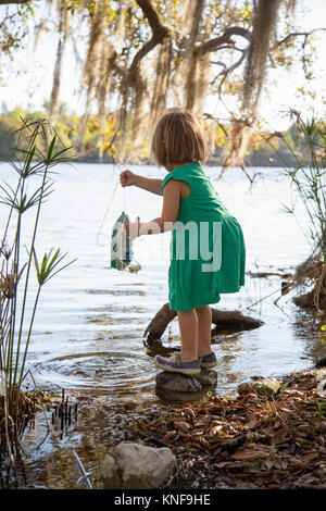 Girl playing in lake, Orlando, Floride, Etats-Unis, Amérique du Nord Banque D'Images