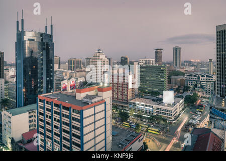 Les bâtiments modernes le centre-ville de Nairobi, à la brunante, Nairobi, Kenya, Afrique Banque D'Images