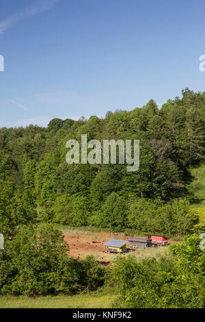 Paysage de champ de poulaillers on free range farm Banque D'Images