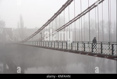 Glasgow, R.-U., 10 décembre 2017, South Portland suspension passerelle sur la rivière Clyde à Glasgow par temps brumeux. Banque D'Images